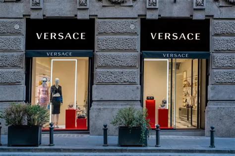 Versace (Capri Holdings) segna un +10,3 per cento nel